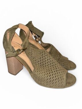 Women’s Express Green Preforated Peep Toe Block Heels - Size 7
